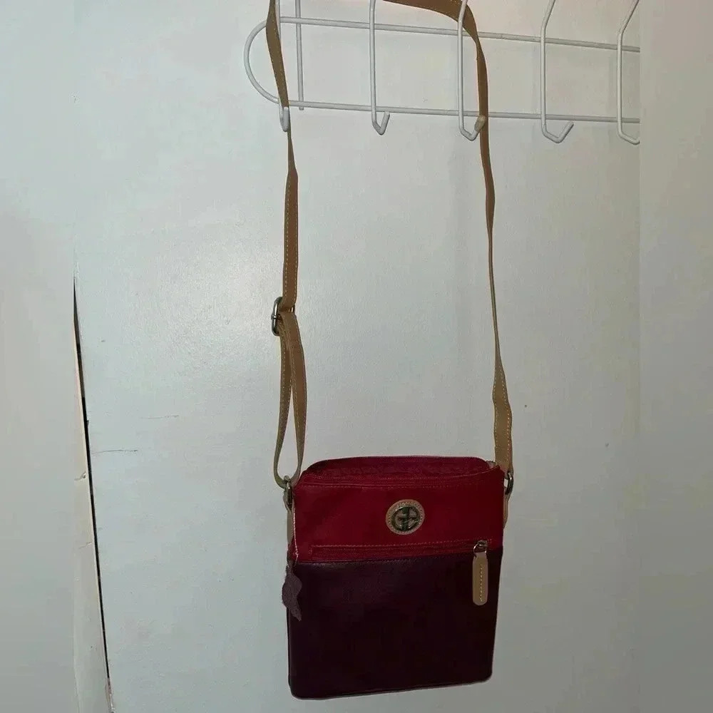 Giani Bernini Color Block Leather
Crossbody/Shoulder Strap Bag - Picture 6 of 8